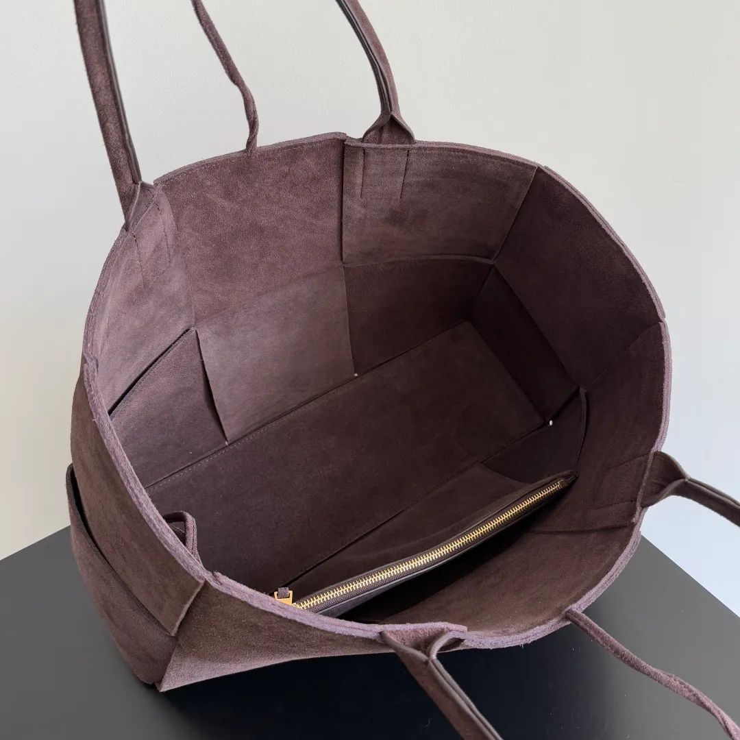 Batch 2320 38cm 𝗕𝗼𝘁𝘁𝗲𝗴𝗮 𝗩𝗲𝗻𝗲𝘁𝗮 ✨Extra large rectangular tote bag Traditional woven elements, Intrecciato woven sheepskin two-tone leather tote handbag, with a small card holder inside and an attachable buckle inside. The whole bag is hand-woven from lambskin. 🌈Only make the most high-end products in the market, welcome to compare Size: 38*25*14cm (large size) Model: 609175 Factory-equipped with a full set of packaging